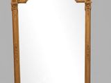 une photo d'un grand miroir avec un cadre doré