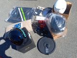 une boîte contenant un casque et d'autres objets, posée par terre
