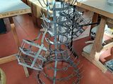 une photo d'une table sur laquelle se trouvent tout un tas de fils