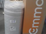 une boîte avec un grand rouleau de tissu à côté