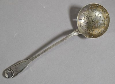 une cuillère en argent ornée d'un motif floral