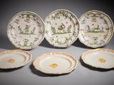 quatre assiettes ornées de motifs et de dessins variés, posées sur une table