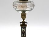 une lampe en verre posée sur une table