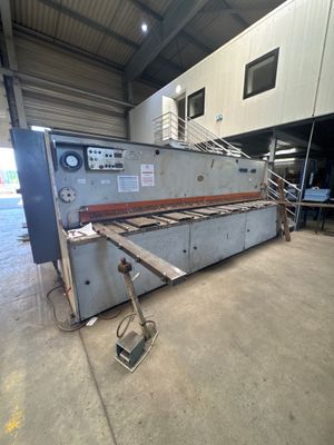 an image of a machine that is sitting in a warehouse
