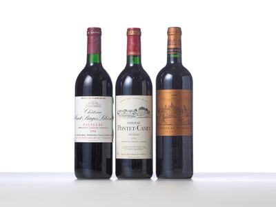trois bouteilles de vin sont alignées sur une table