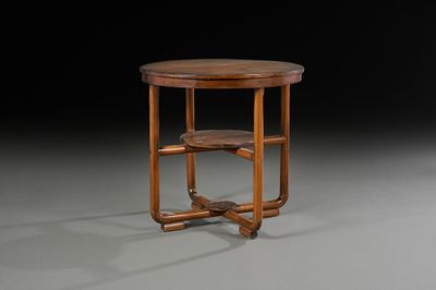 TRAVAIL FRANÇAIS Guéridon en bois naturel vernissé teinté à …