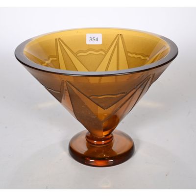 un bol en verre brun orné d'un motif géométrique