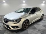 une voiture blanche garée dans une pièce au sol en damier