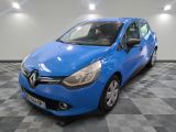 une voiture bleue est garée dans une pièce au sol à carreaux