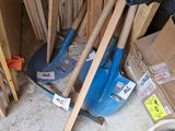 une pile d'outils posés sur le sol