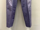 une photo d'un pantalon violet accroché au mur