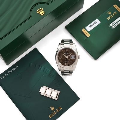 une montre Rolex avec un coffret vert et une carte de crédit