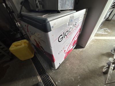 un petit réfrigérateur qui se trouve dans un garage