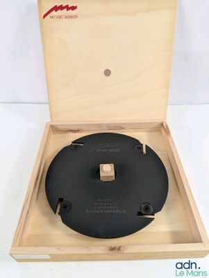 une image représentant une boîte en bois contenant un disque noir