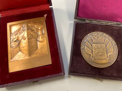 Lot de 2 Médailles en bronze et en boite.