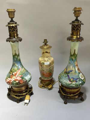 trois vases sont posés les uns à côté des autres sur une table