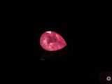 gros plan d'un diamant rose sur une surface noire