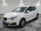 la photo d'une voiture blanche garée dans un garage