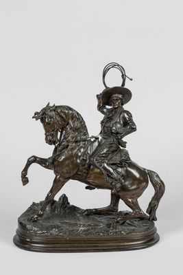 une statue en bronze représentant un homme à cheval, coiffé d'un chapeau