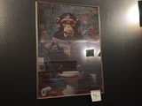 une photo d'un singe accrochée au mur