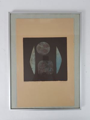 photo encadrée représentant une peinture abstraite en noir et blanc accrochée à un mur blanc