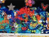 un graffiti sur le mur d'un immeuble, devant lequel se trouve une borne d'incendie