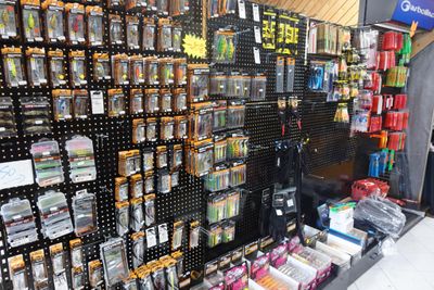 un magasin dont les rayons regorgent d'articles variés