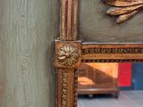 un miroir accroché au mur de la pièce