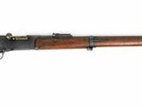 un vieux fusil avec un canon en bois sur fond blanc