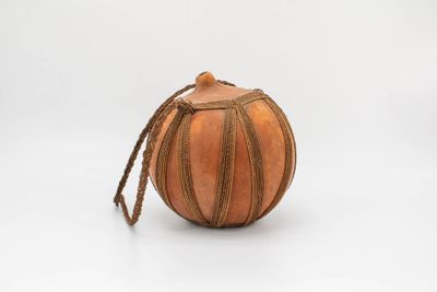 Calebasse faite d'une coloquinte séchée à ouverture sommital…