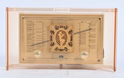 une radio à l'ancienne posée sur une table