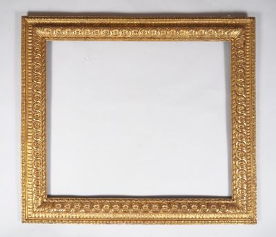 un cadre photo doré sur un mur blanc avec un fond blanc