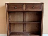 une bibliothèque en bois surmontée de deux tiroirs