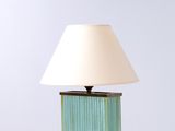 une lampe posée sur une table