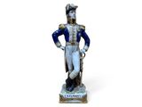 figurine représentant un homme en uniforme militaire, debout, les mains sur les hanches