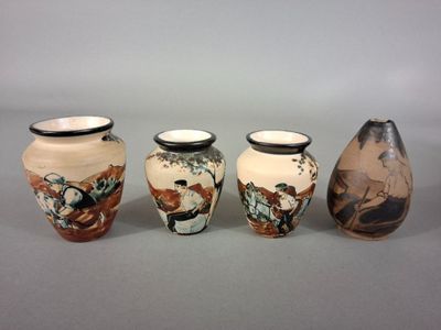 trois vases sont posés côte à côte sur une surface grise