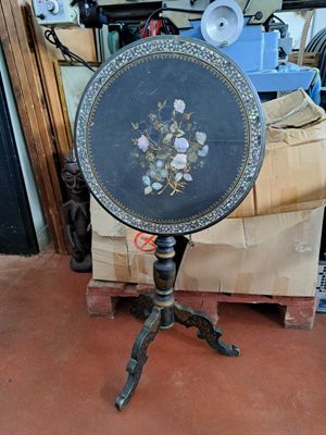 Petit guéridon à plateau basculant en bois laqué noir incrus…