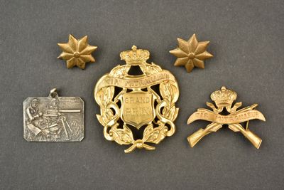 trois insignes et une médaille sont posés sur une table