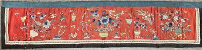 Bandeau brodé, Chine, début du XXe siècle, satin rouge brodé…
