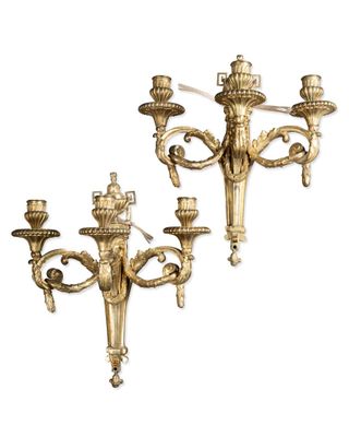 paire d'appliques murales anciennes en laiton sur fond blanc
