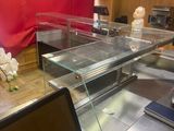 une photo d'une cuisine avec un comptoir et un plan de travail