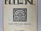 un vieux livre sur lequel figure une illustration représentant un motif en spirale