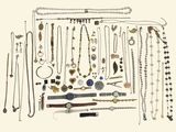 de nombreux types de colliers et de bracelets accrochés à un mur