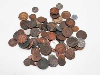 une pile de pièces de monnaie posée sur une surface blanche
