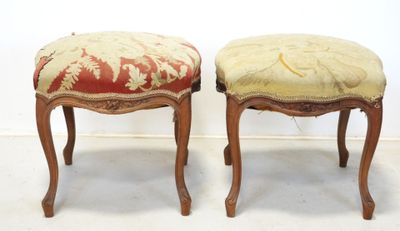 paire de tabourets de style Louis XV avec assises rembourrées