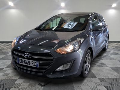 la photo d'une voiture garée dans un garage