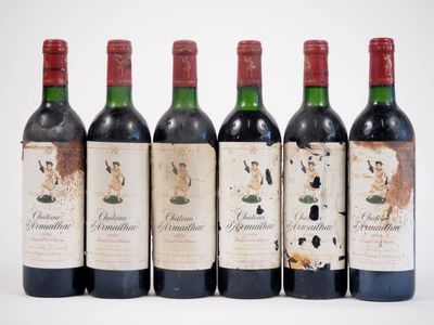 six bouteilles de vin sont alignées dans une rangée