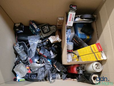 une boîte en carton remplie d'objets hétéroclites