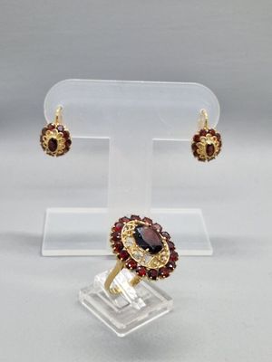 Ensemble bague et boucles d'oreilles en or et grenats, serti de grenats
