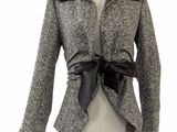une image d'une veste de femme sur un mannequin